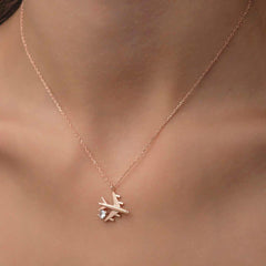 Collier pour femme en argent rose avec pierre unique représentant un avion