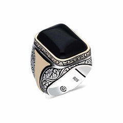 Bague pour homme en argent avec pierre noire à motifs et angle