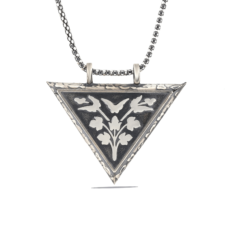 Collier amulette en forme de fleur triangulaire ouvrable en argent