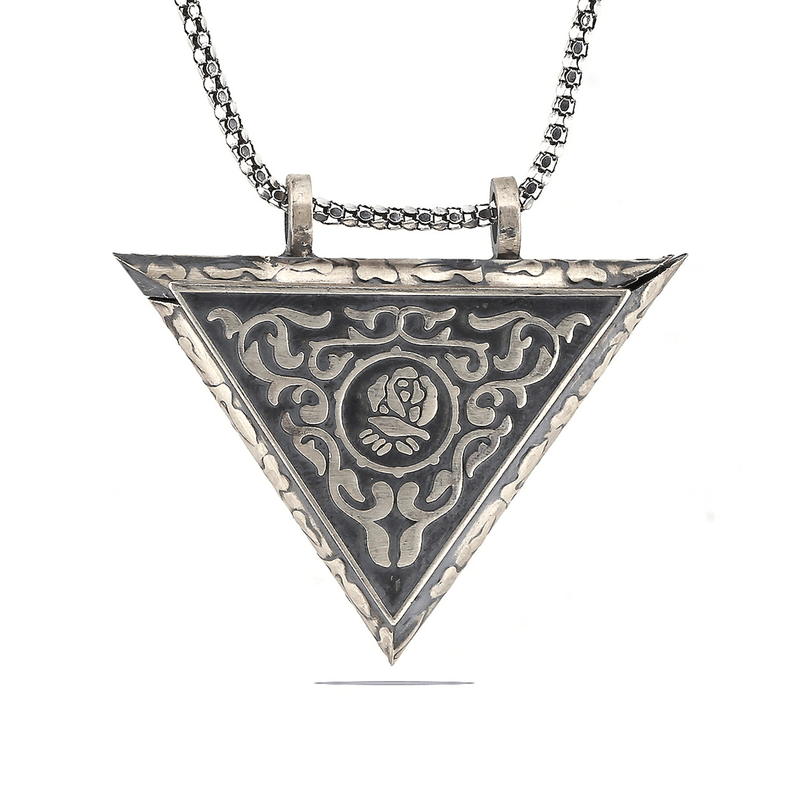 Collier amulette rose ouvrable en forme de triangle argenté