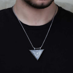 Collier amulette rose ouvrable en forme de triangle argenté