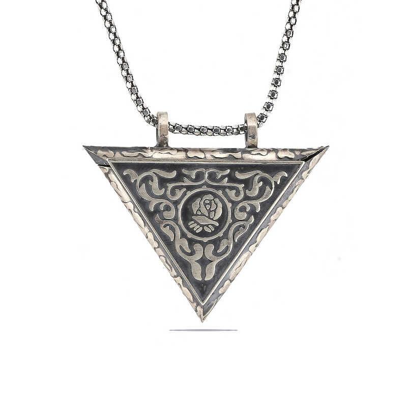 Collier amulette rose ouvrable en forme de triangle argenté