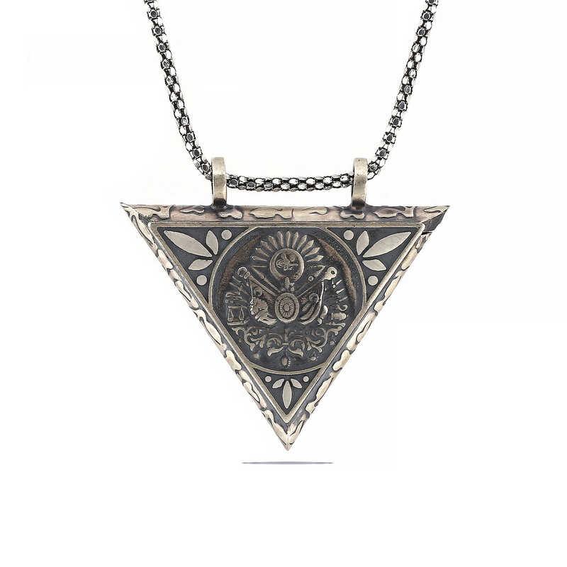 Collier amulette ouvrable en forme de triangle argenté représentant les armoiries ottomanes