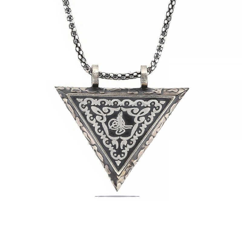 Collier amulette Tughra ouvrable en forme de triangle argenté