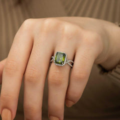 Bague pour femme en argent et vert baguette