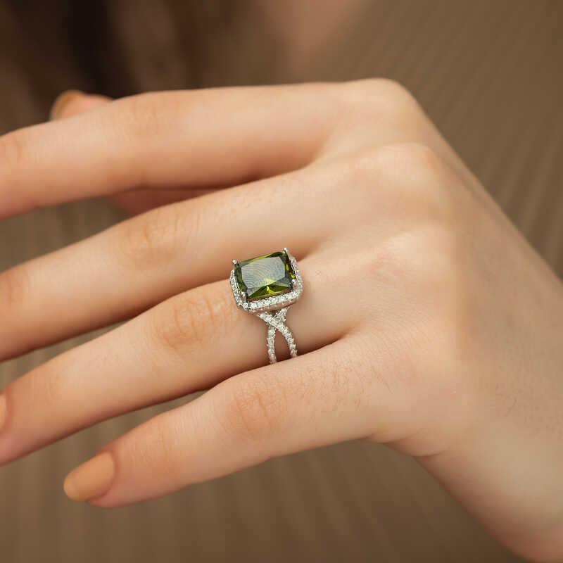 Bague pour femme en argent et vert baguette