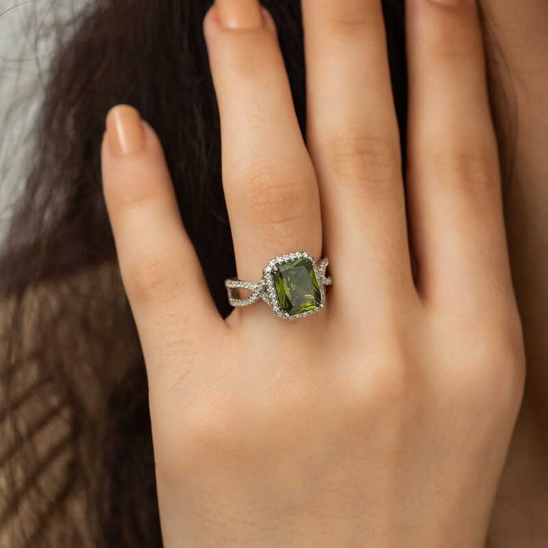 Bague pour femme en argent et vert baguette