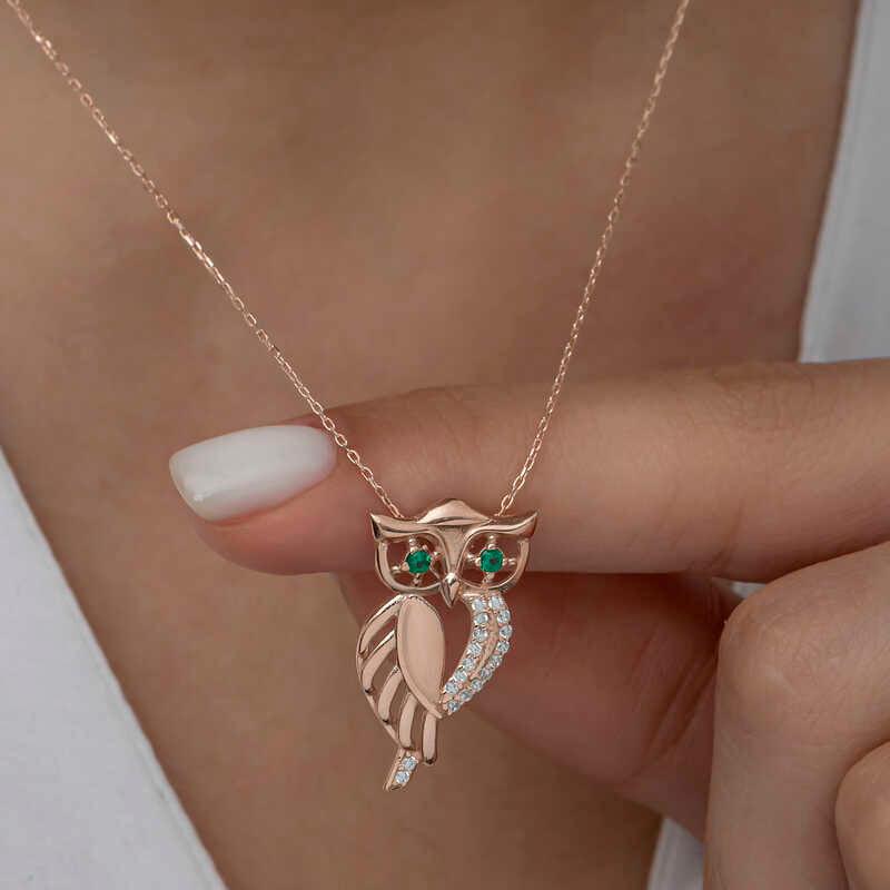 Collier pour femme en argent rose avec hibou aux yeux verts