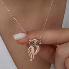 Collier pour femme en argent rose avec hibou aux yeux verts