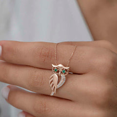 Collier pour femme en argent rose avec hibou aux yeux verts
