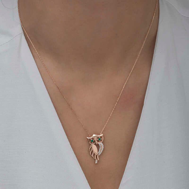 Collier pour femme en argent rose avec hibou aux yeux verts