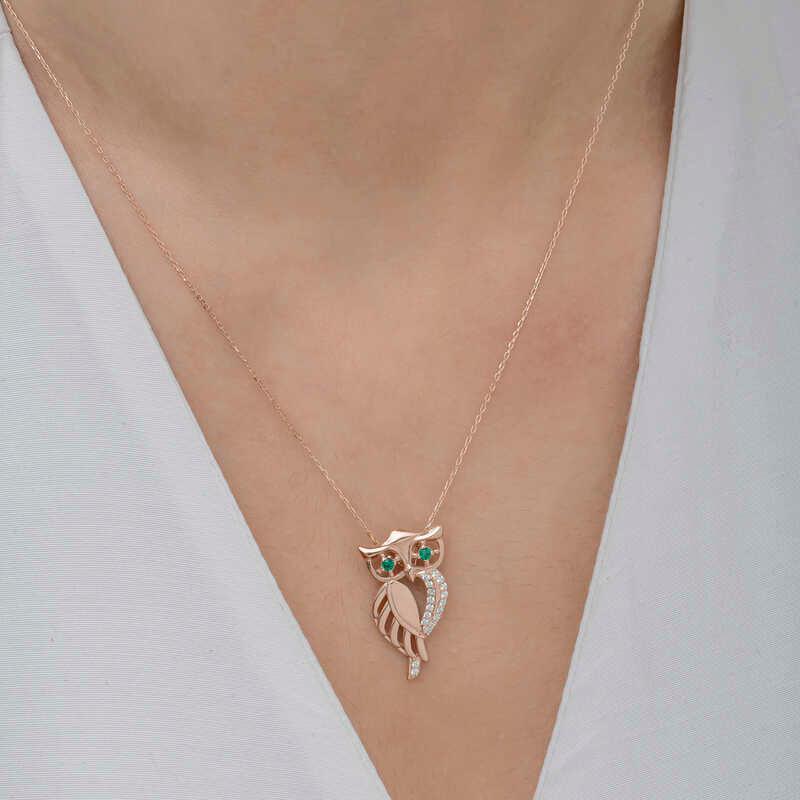 Collier pour femme en argent rose avec hibou aux yeux verts