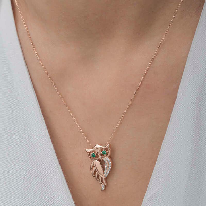 Collier pour femme en argent rose avec hibou aux yeux verts