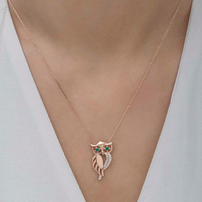 Collier pour femme en argent rose avec hibou aux yeux verts