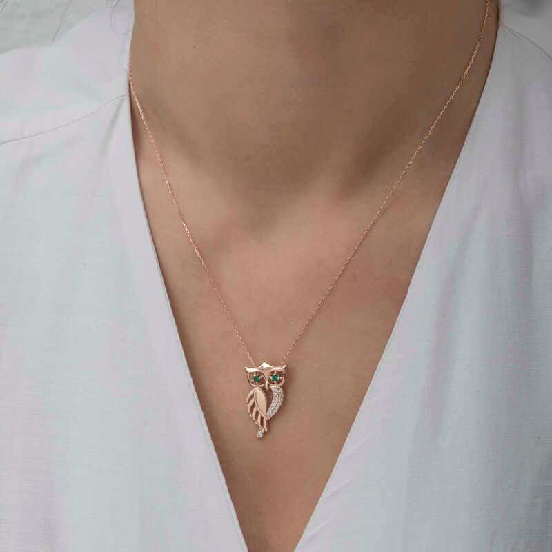 Collier pour femme en argent rose avec hibou aux yeux verts