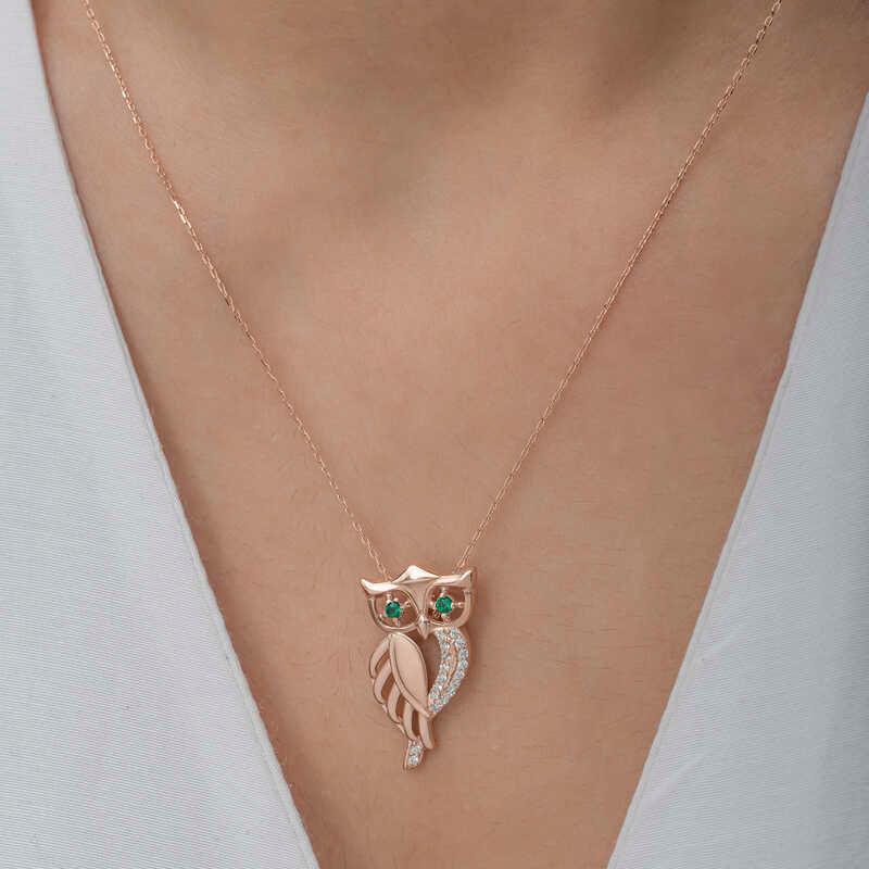 Collier pour femme en argent rose avec hibou aux yeux verts