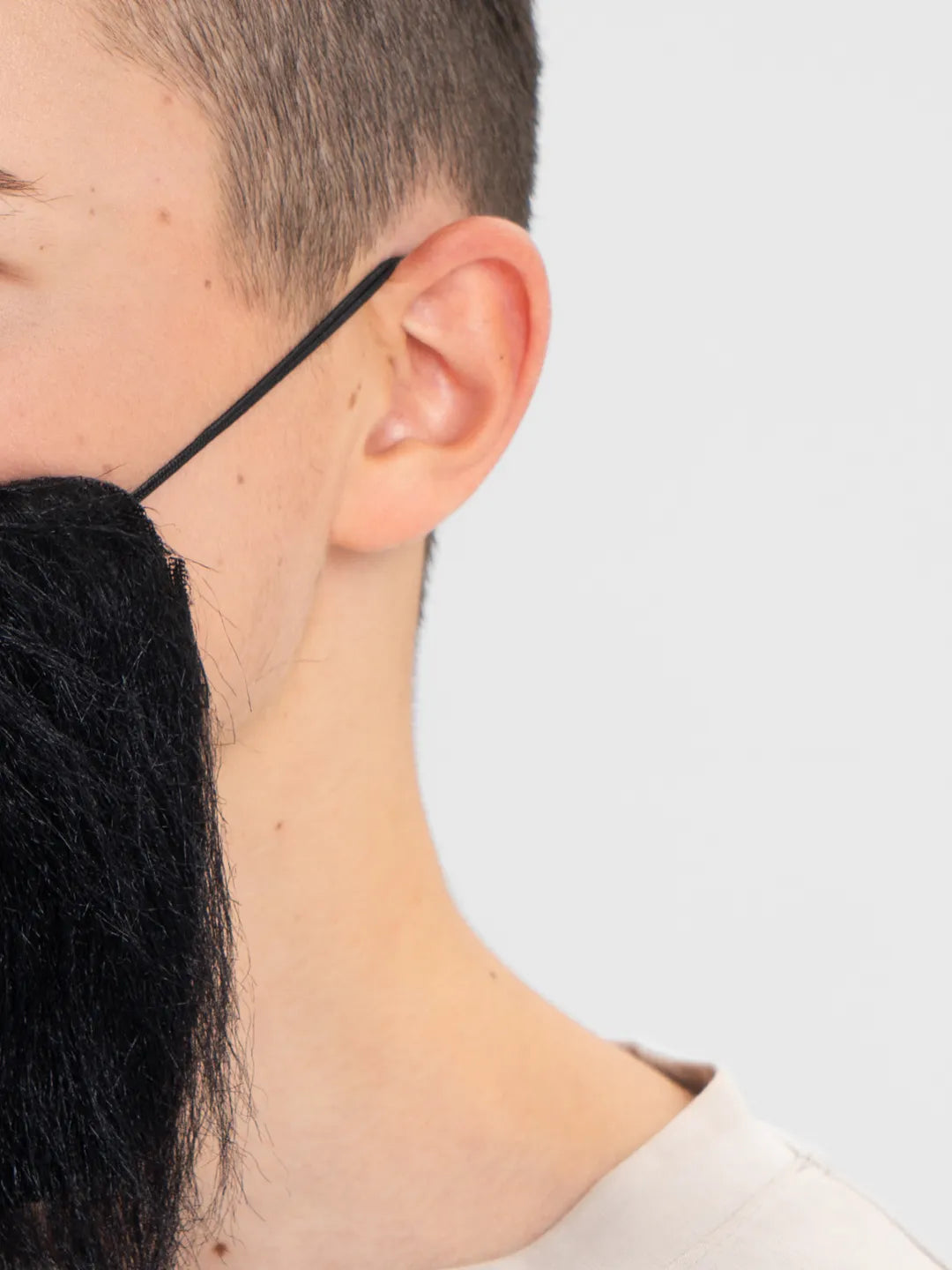 Ensemble de fausses barbes et moustaches Nessiworld de couleur noire